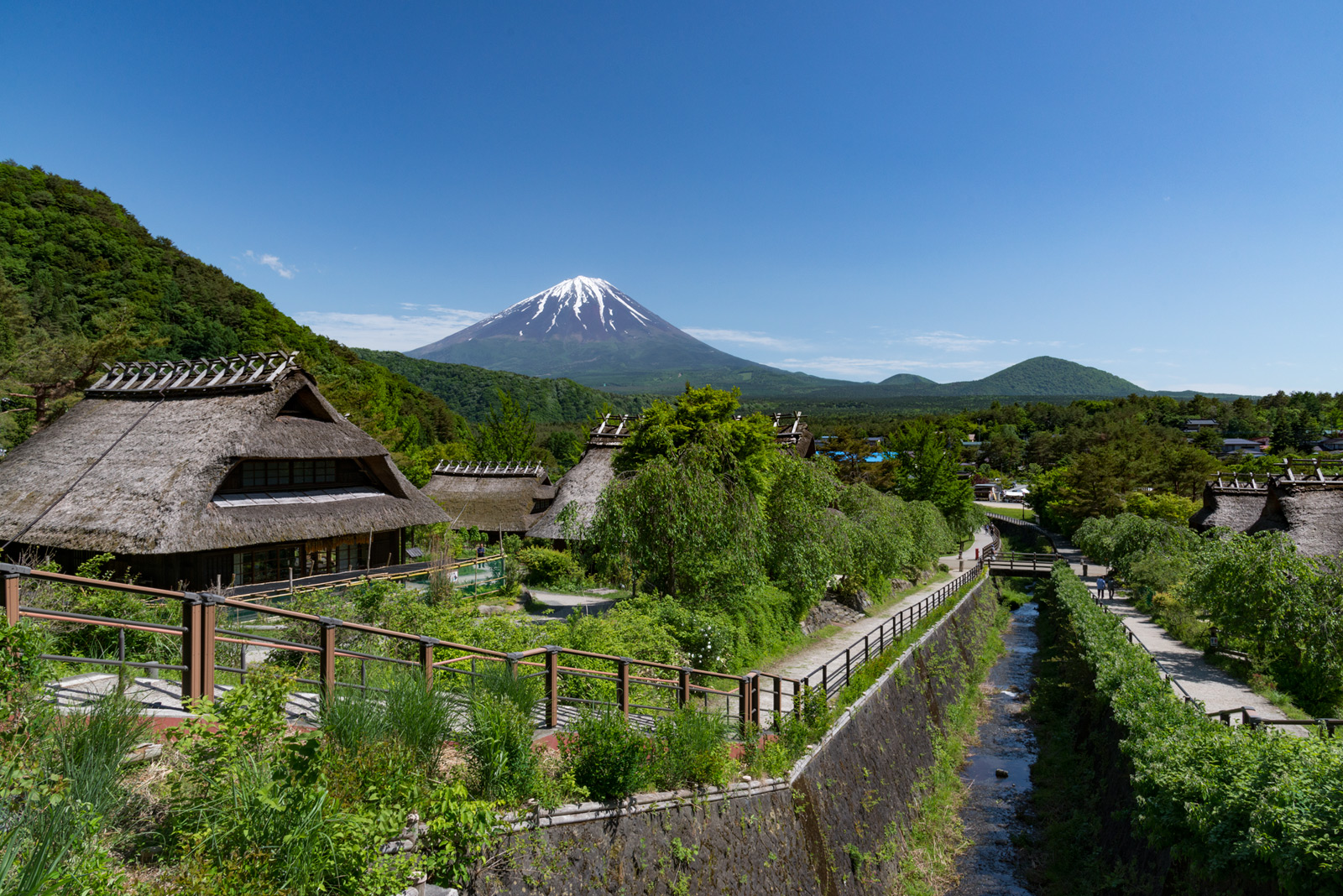 富士山を仰ぐ茅葺き集落の絶景！日本の原風景を巡る完全ガイド