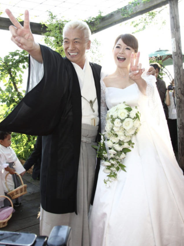 玉置浩二の結婚歴を総ざらい！薬師丸ひろ子との別れと青田典子の愛