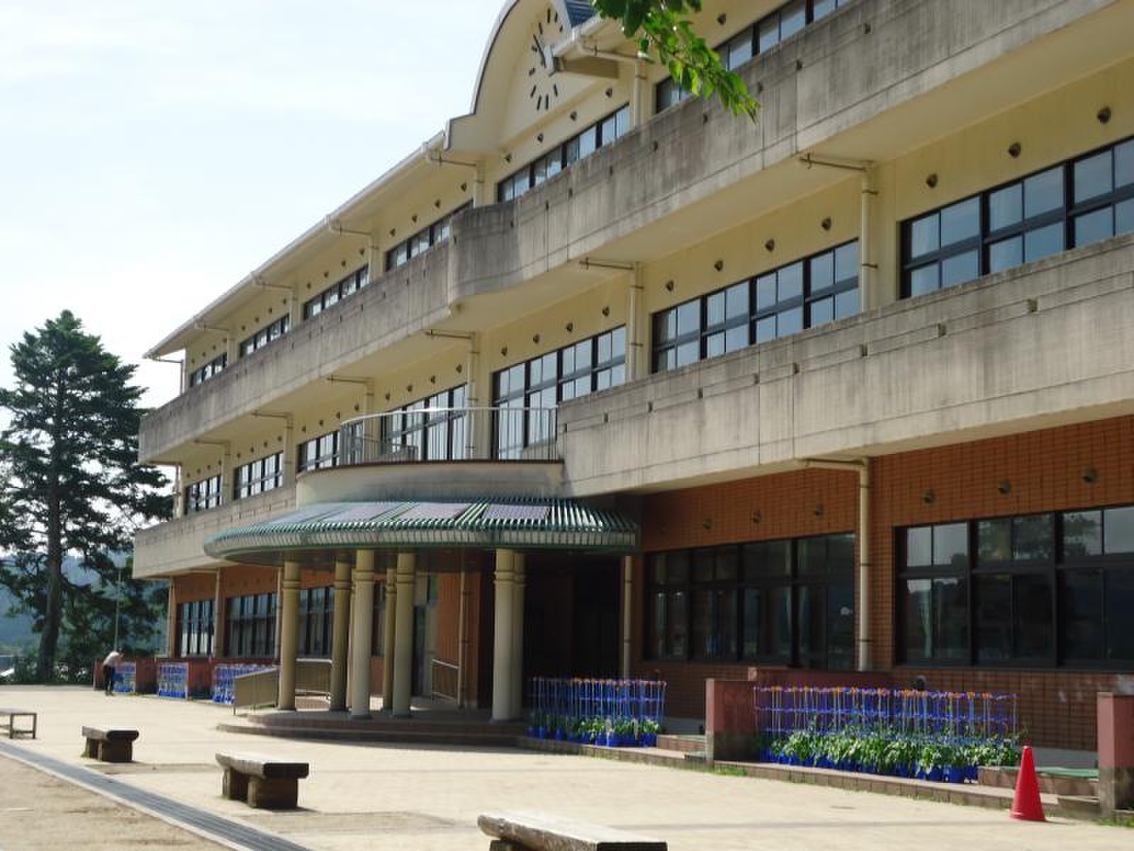 南丹市立園部小学校の評判と校区は？児童数や進学の最新情報を解説