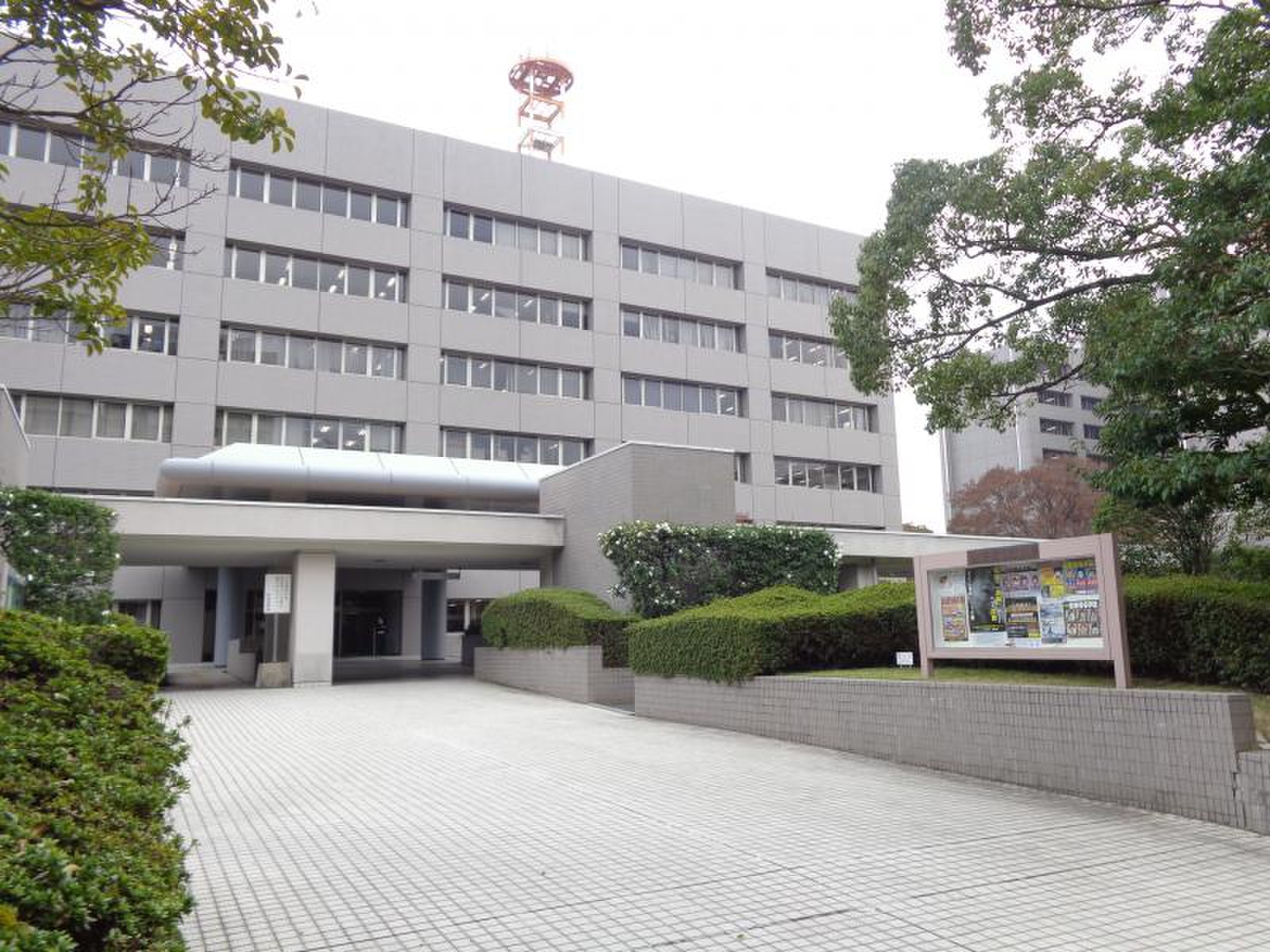福岡県警察本部の現在地｜免許更新・組織体制から最新治安対策まで網羅