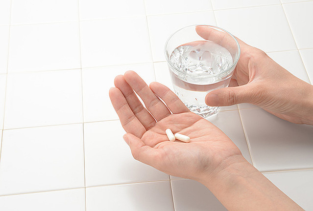 お茶で薬を飲むのは危険？効果激減の真相と麦茶の可否【2026年最新】