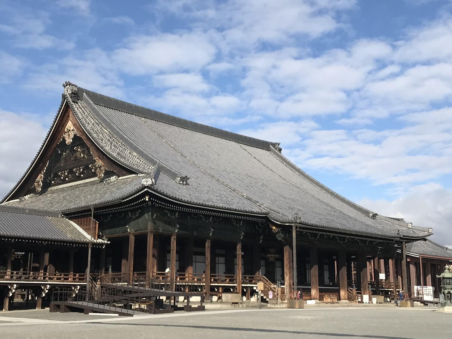 京都・西本願寺の歩き方2026｜国宝唐門と大銀杏、歴史の謎を解く