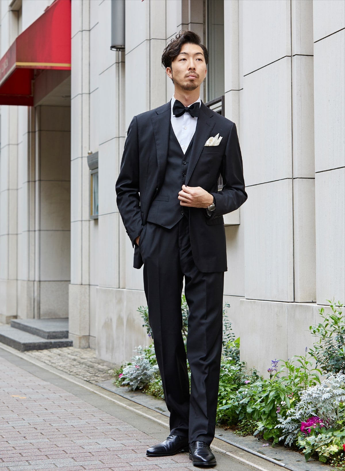 結婚式の黒スーツはマナー違反？喪服に見えない着こなしと最新正解