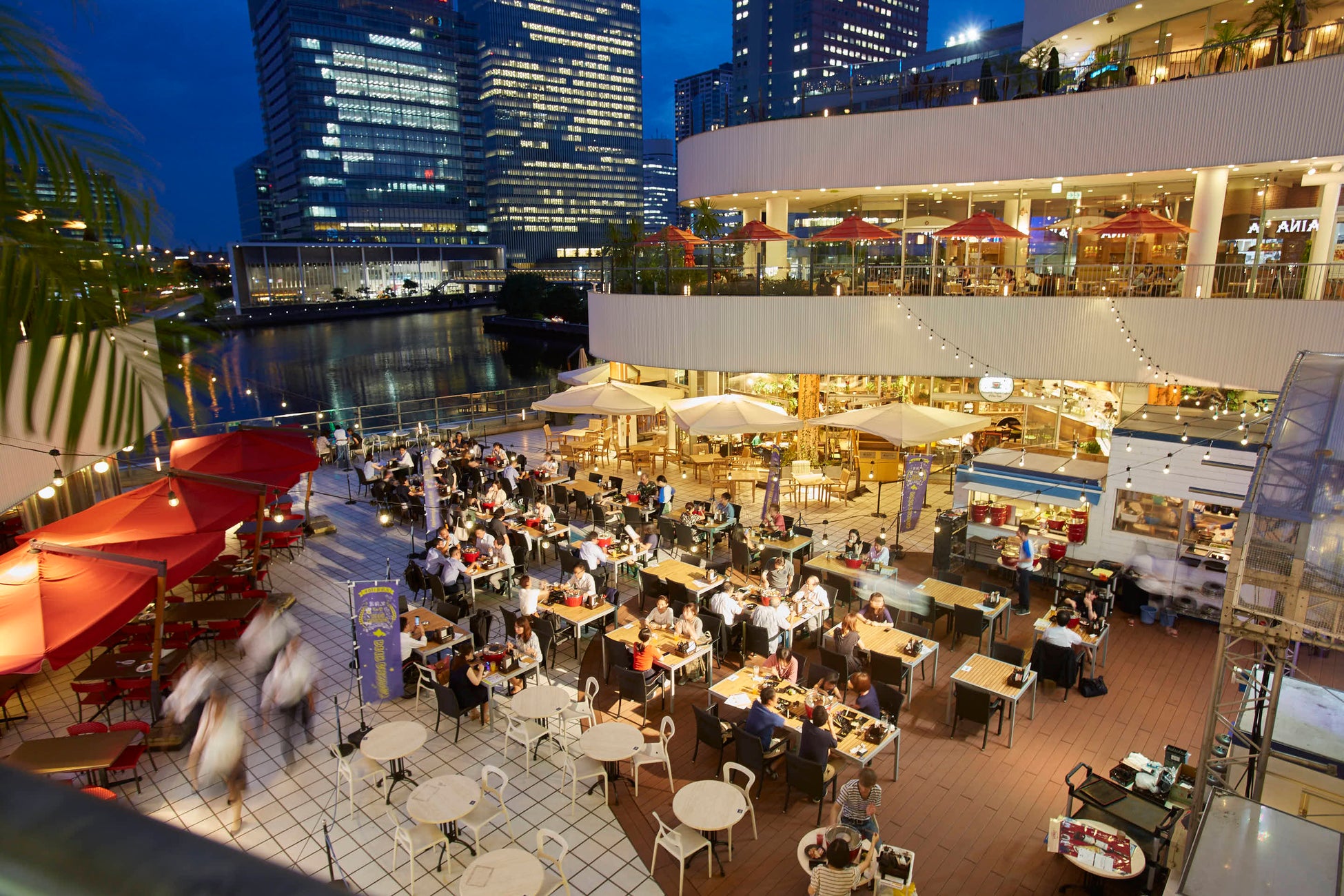 潮風漂う絶景テラス！横浜ベイクォーターで楽しむ贅沢ビアガーデン