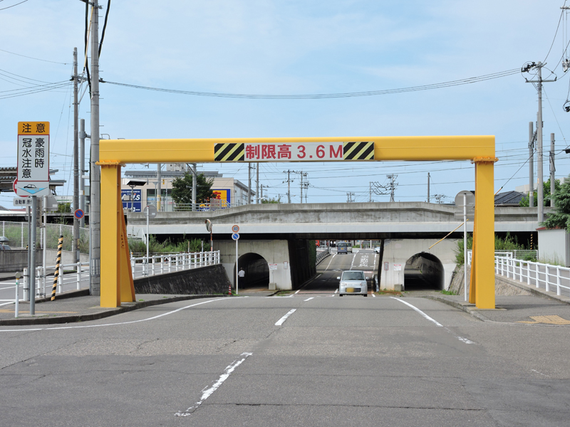 高さ制限標識の罠と数センチの油断｜2026年最新罰則・賠償金の実態