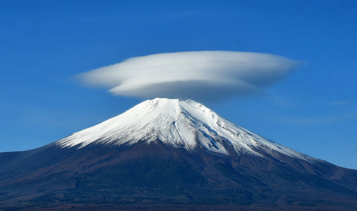 富士山の笠雲は本当に不吉？雨の予兆といわれる真相と二重笠の確率を徹底解説