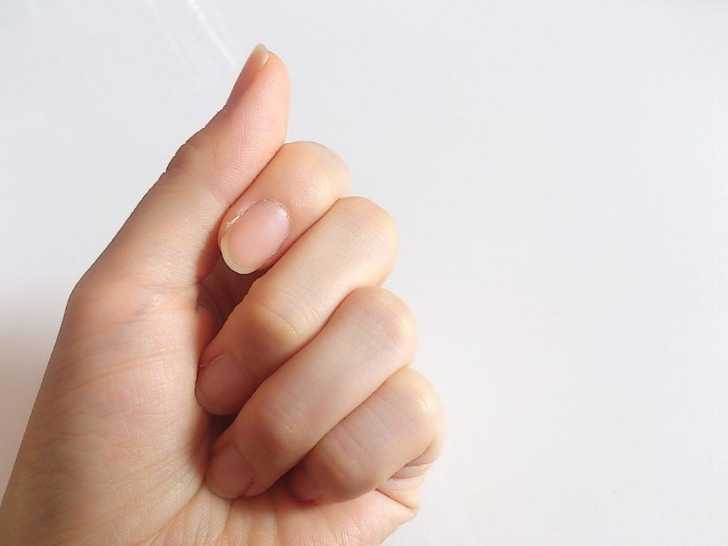 爪の白い点は幸運か病気の前兆か？原因と危険なサインを徹底解説