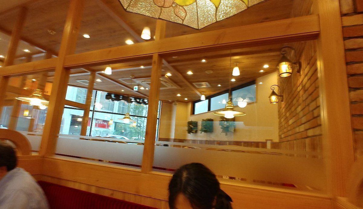 コメダ珈琲店福岡天神南店の混雑と電源環境！朝活と作業の真相