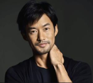 竹野内豊が明かす「実家」と「家族」の真実——なぜ彼は50代になっても圧倒的な品格を放ち続けるのか？