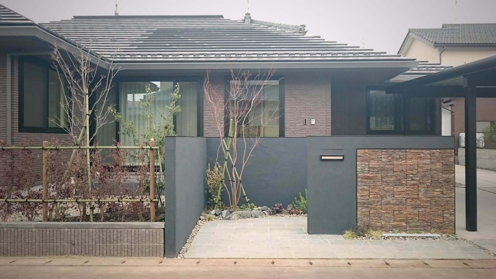 プライバシーと開放感の絶妙な解。2026年、日本の住宅街で「セミクローズ外構」へのシフトが急加速する理由