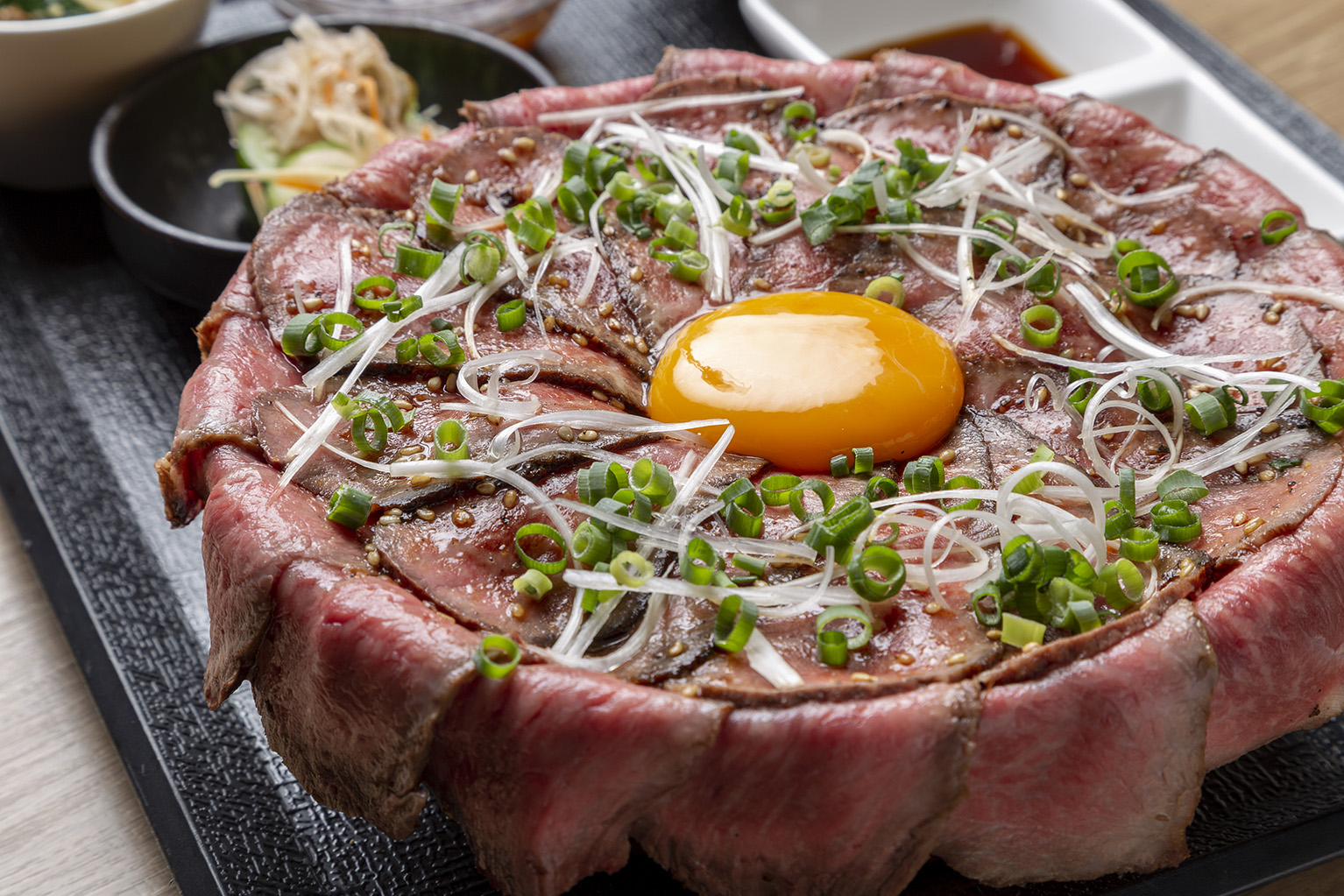 自宅で極上レアステーキ丼！名店の味を再現する黄金比タレと焼き方の極意