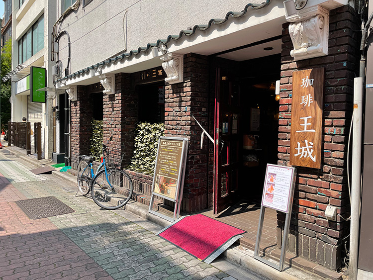 昭和の豪華絢爛はなぜ2026年の若者を狂わせるのか？上野「珈琲 王城」が放つ熱量と時を止めた純喫茶の真実