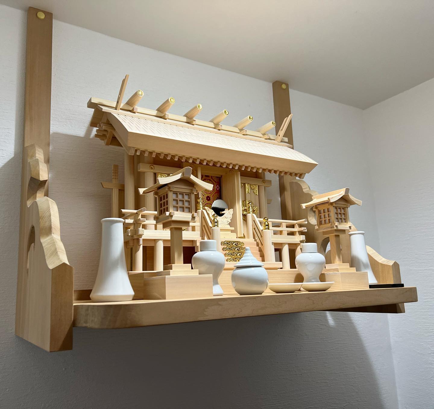 神棚のお供え配置完全ガイド！米・塩・水・酒の正しい並べ方とNg作法
