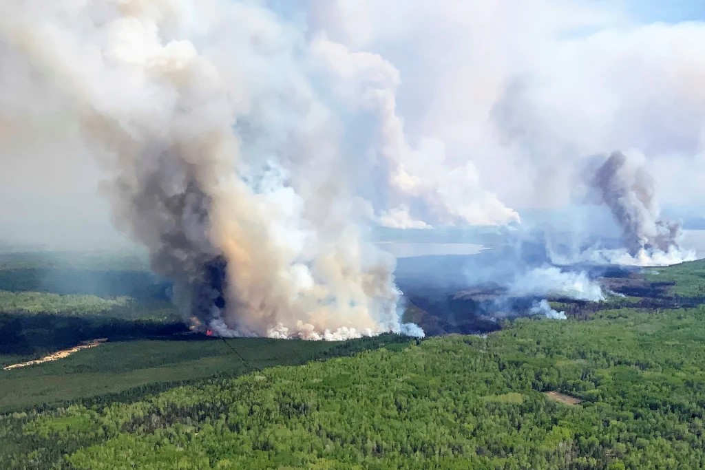 【2026年緊急現地ルポ】カナダ山火事が再び深刻化、北米の空を埋める黒煙と日本へ波及する「地球規模の猛威」