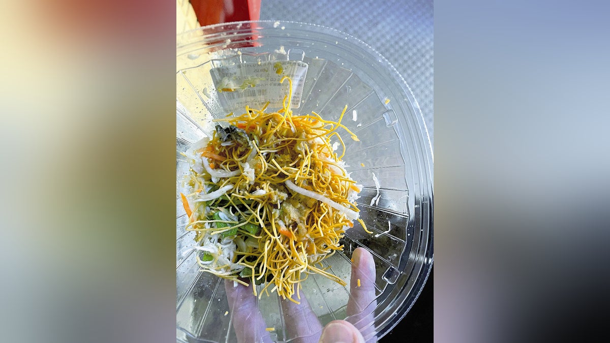 サラダのカエル混入はなぜ起きた？原因と寄生虫リスク・企業対応の真相
