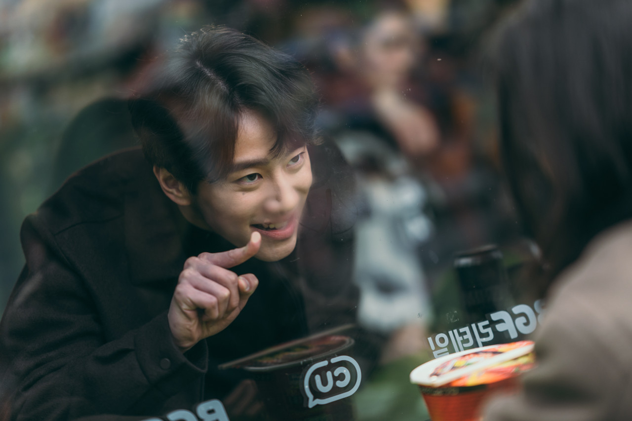 Does Lee Jun Young Smoke