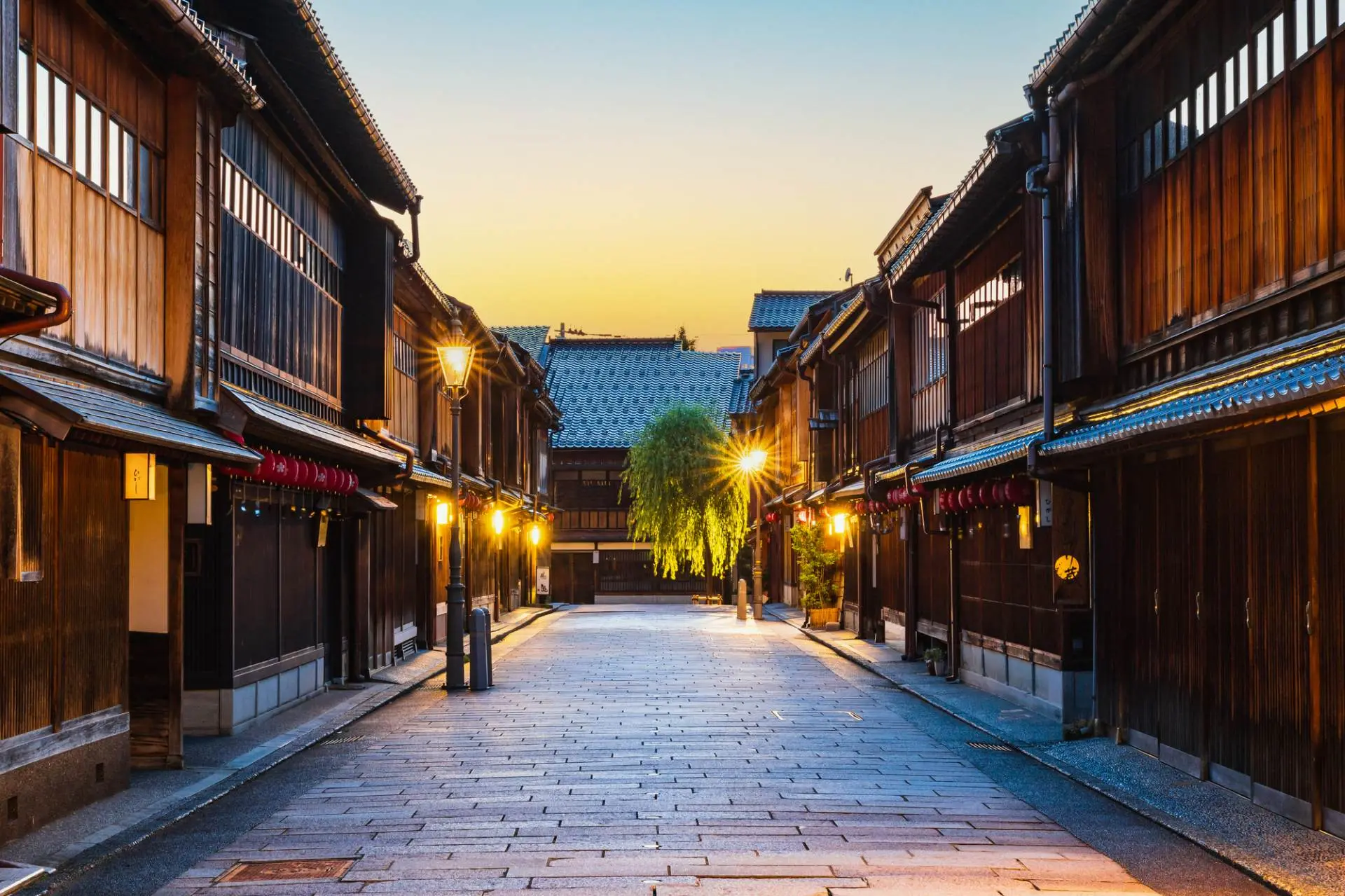 金沢・ひがし茶屋街の現在地：混雑の先で見つけた「朝と夜」の静寂、2026年の新しい歩き方