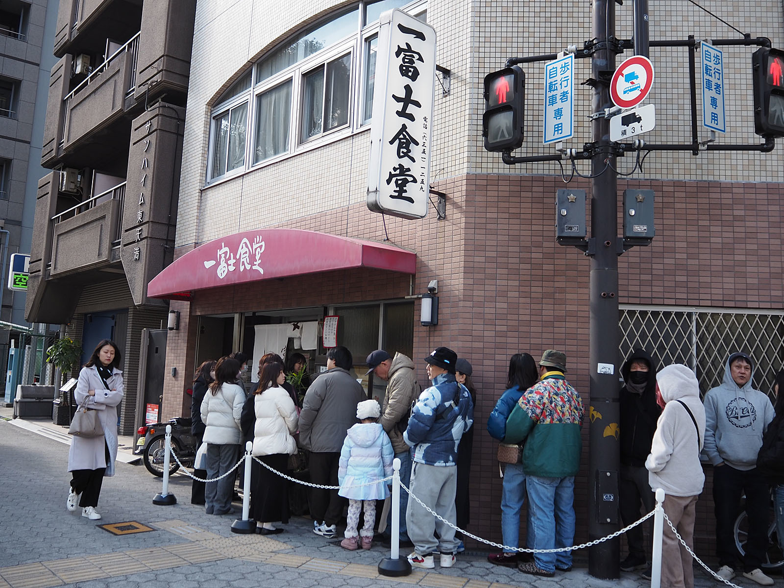 南森町「一富士食堂」なぜ大行列？名物肉吸いとオムライスの真相に迫る
