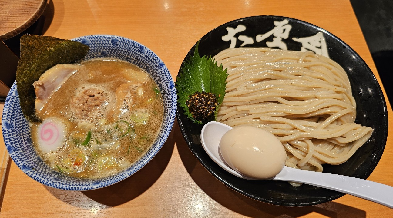 東京駅「六厘舎」の行列回避術と朝つけ麺の真相｜待ち時間・並び方ルール徹底解剖