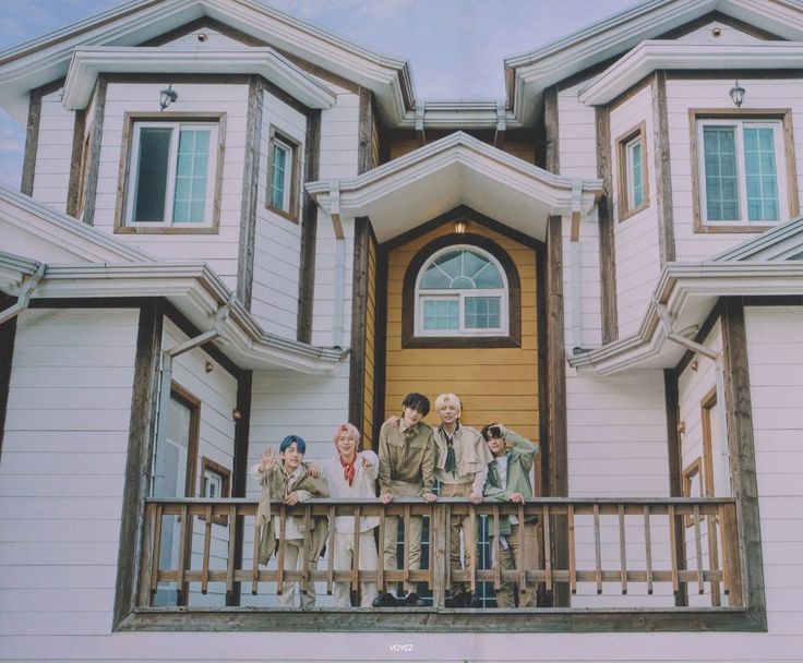 Does Bts and Txt Live in the Same House
