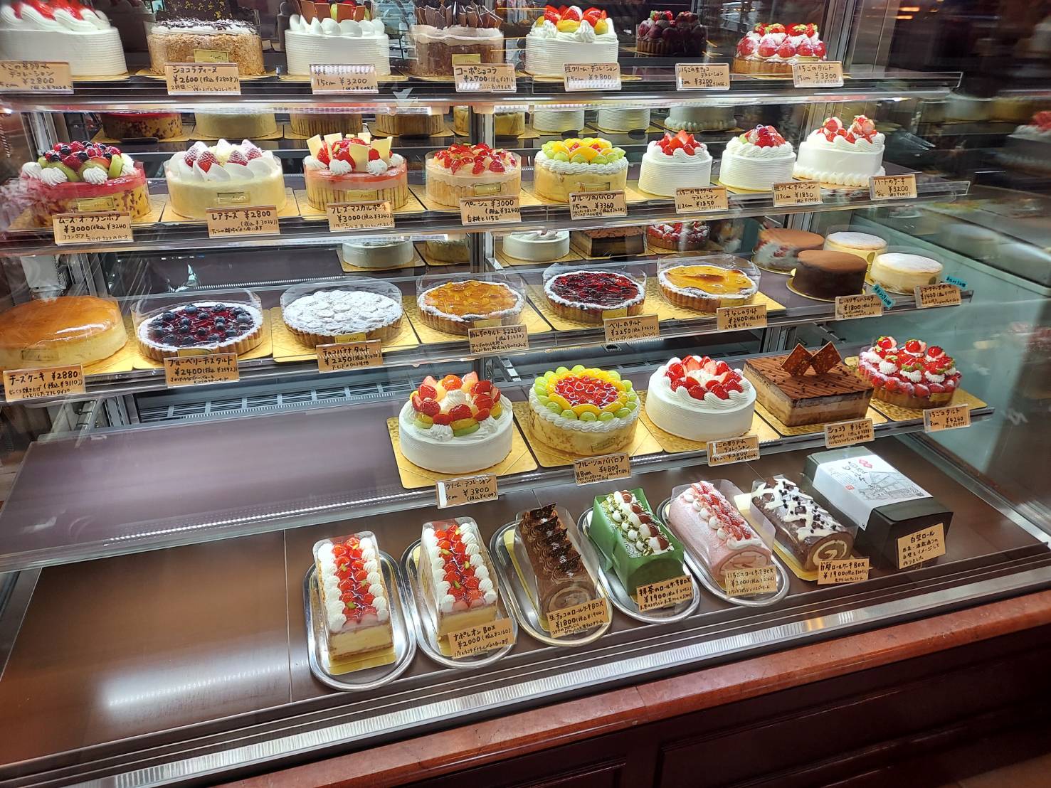 行列必至のケーキの森ノエル！絶品ロールケーキと人気メニューの真価