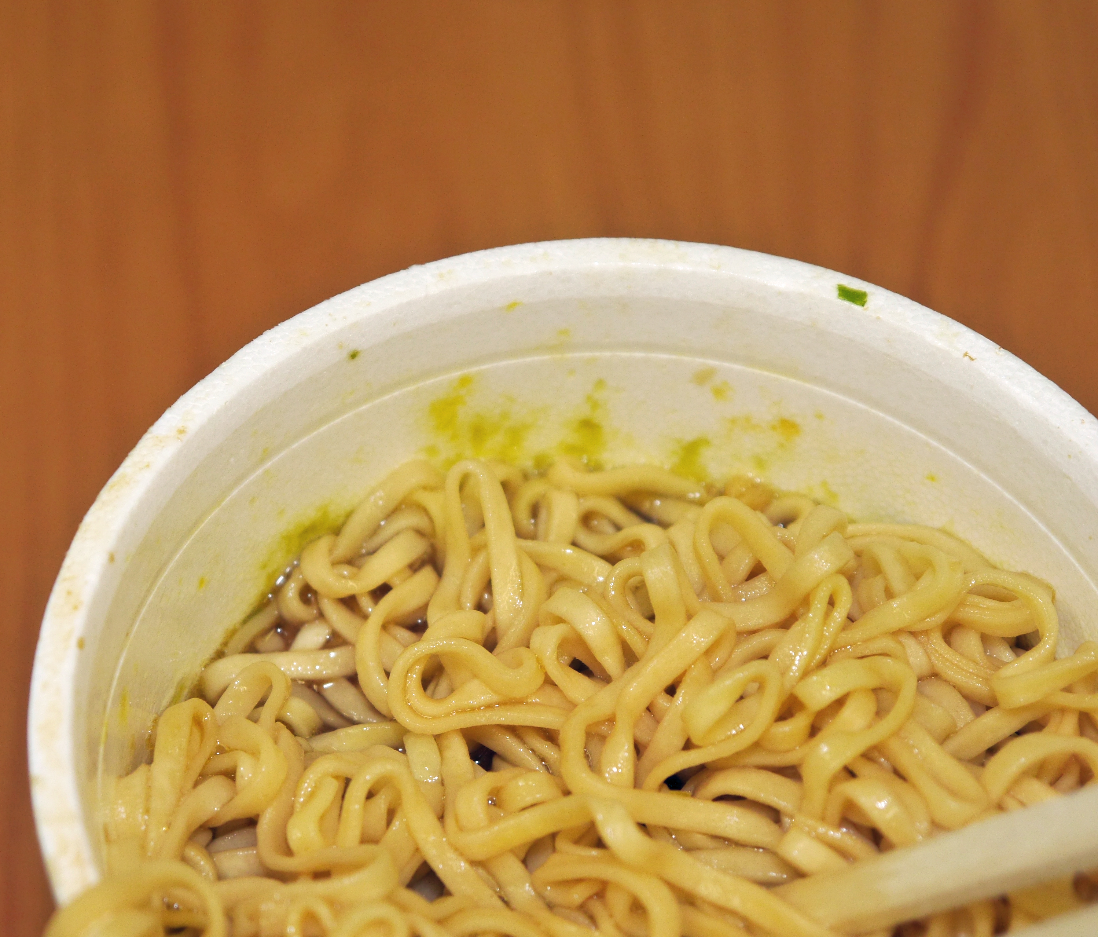 賞味期限切れカップ麺は半年や1年でも平気？油の酸化と危険サイン検証