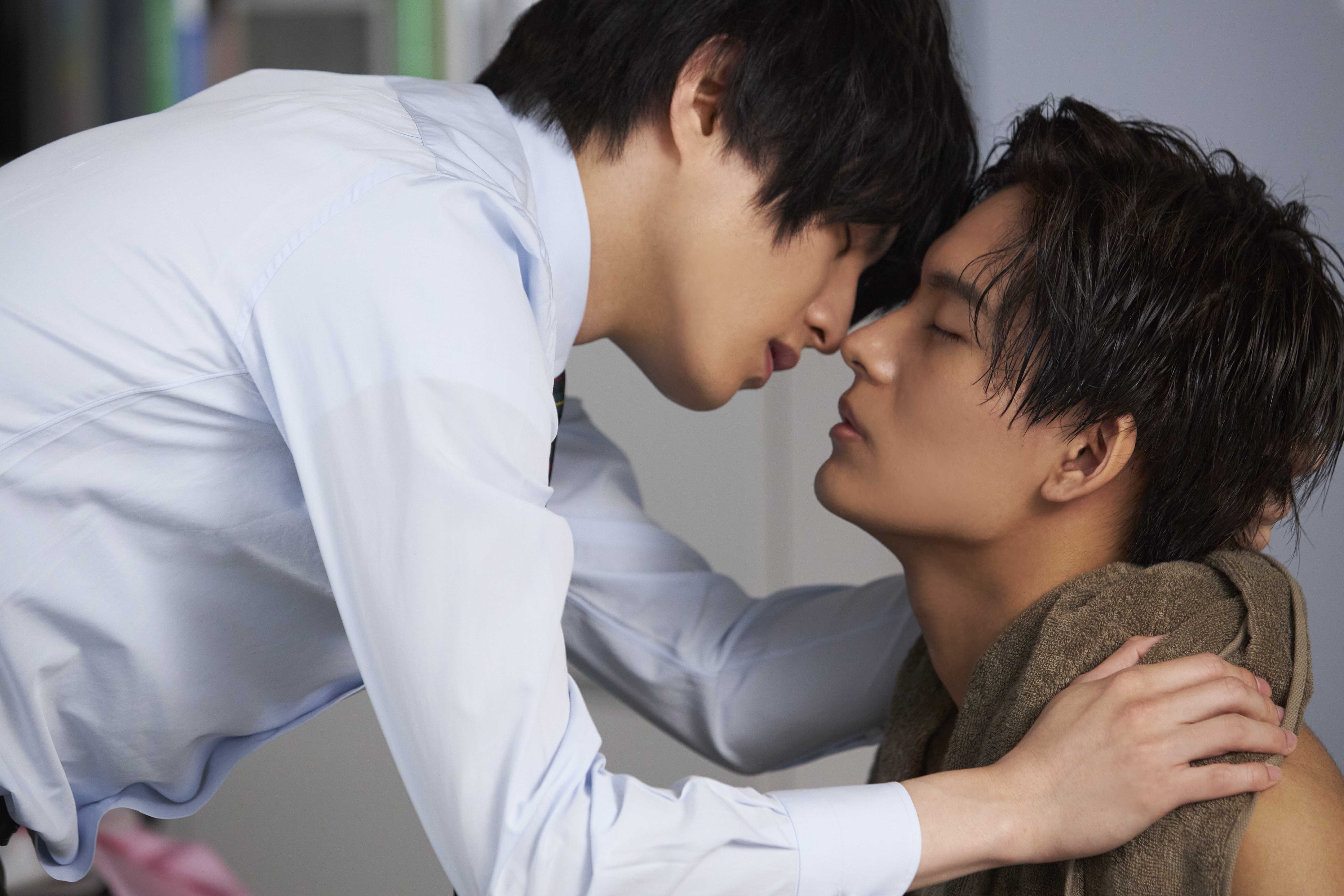話題の濃厚キス画像はなぜ拡散する？ネット騒然の理由と名場面の真相