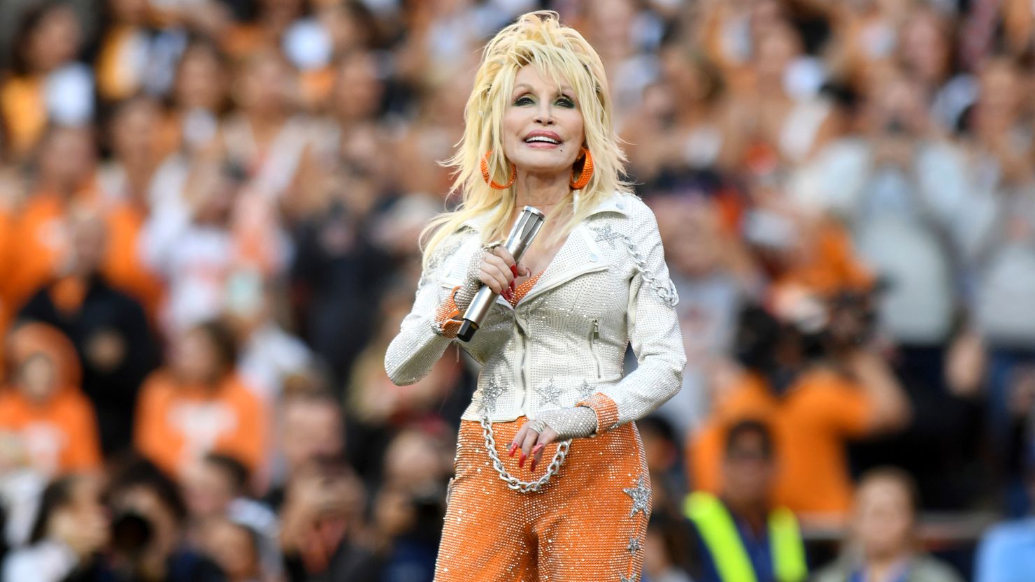 Mississippi Mayor Faces Fury over Decision Not to Honor Dolly Parton with Half-Staff Flags