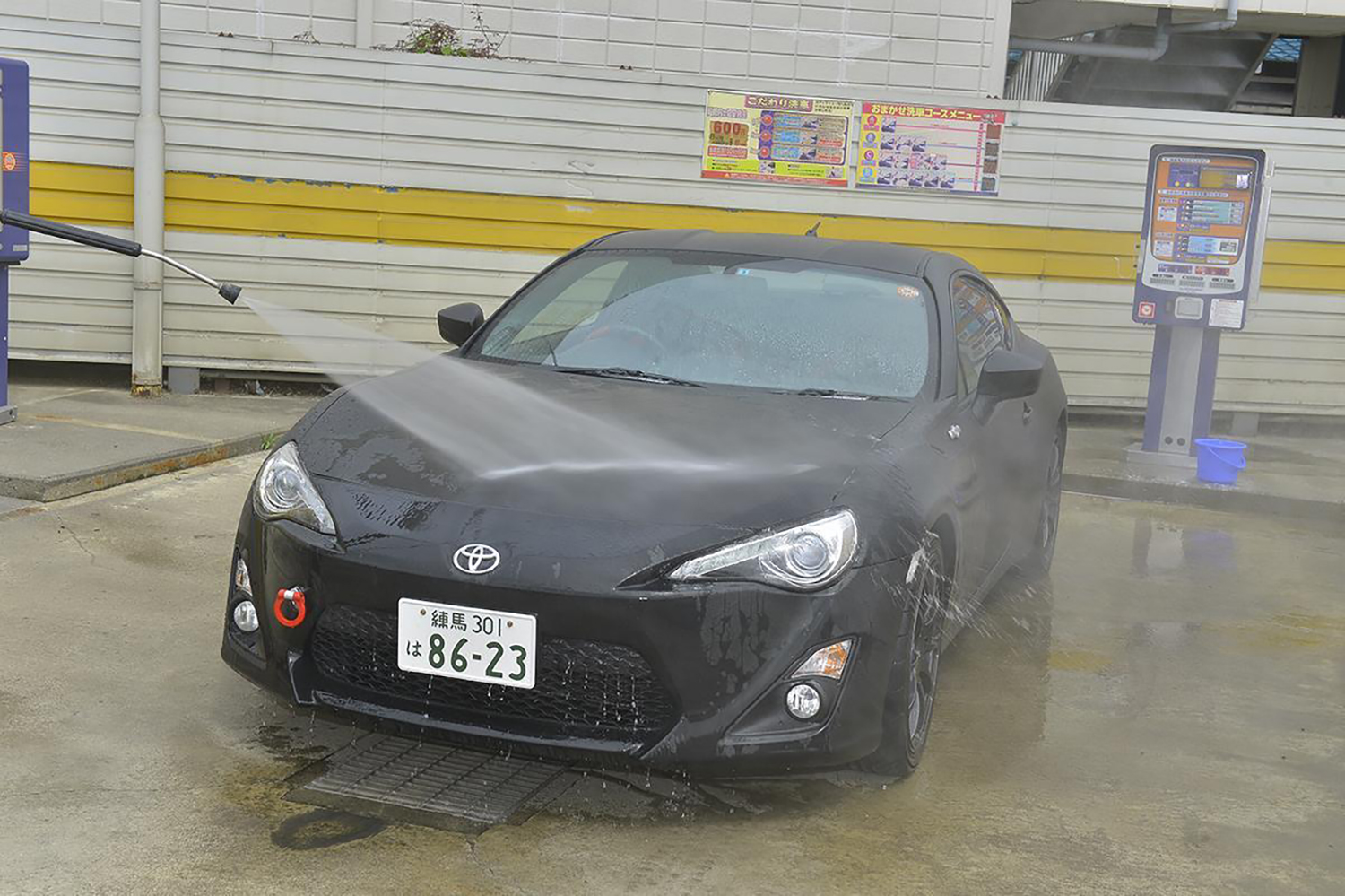 雨の日洗車は本当に無意味？プロがあえて雨天を選ぶ理由と驚きの裏技
