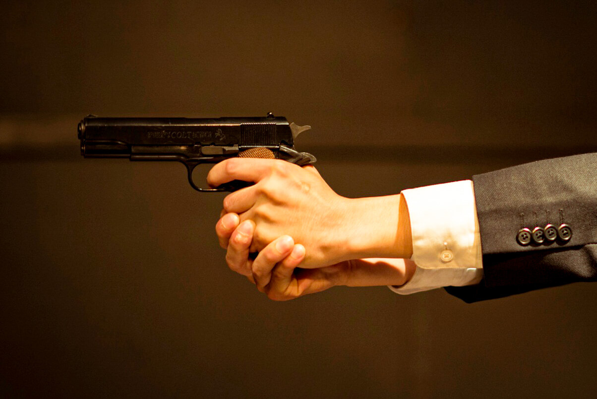銃で撃たれる夢の意味とは？心理学と夢占いが解き明かす好転のサイン