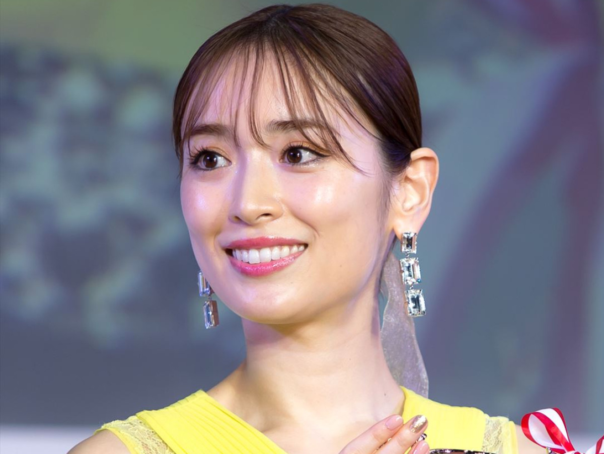 泉里香の「奇跡の美貌」に日本中が驚愕！2026年現在の実年齢と衰えない美しさの秘密