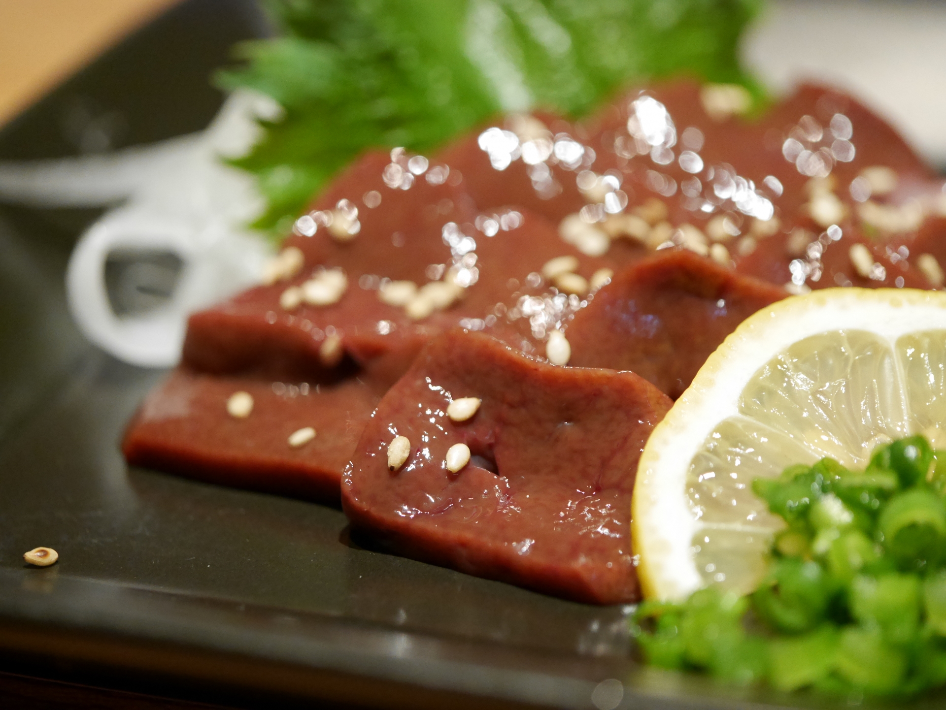 レバ刺しで当たる確率は何％か。食中毒の潜伏期間と緊急対処法