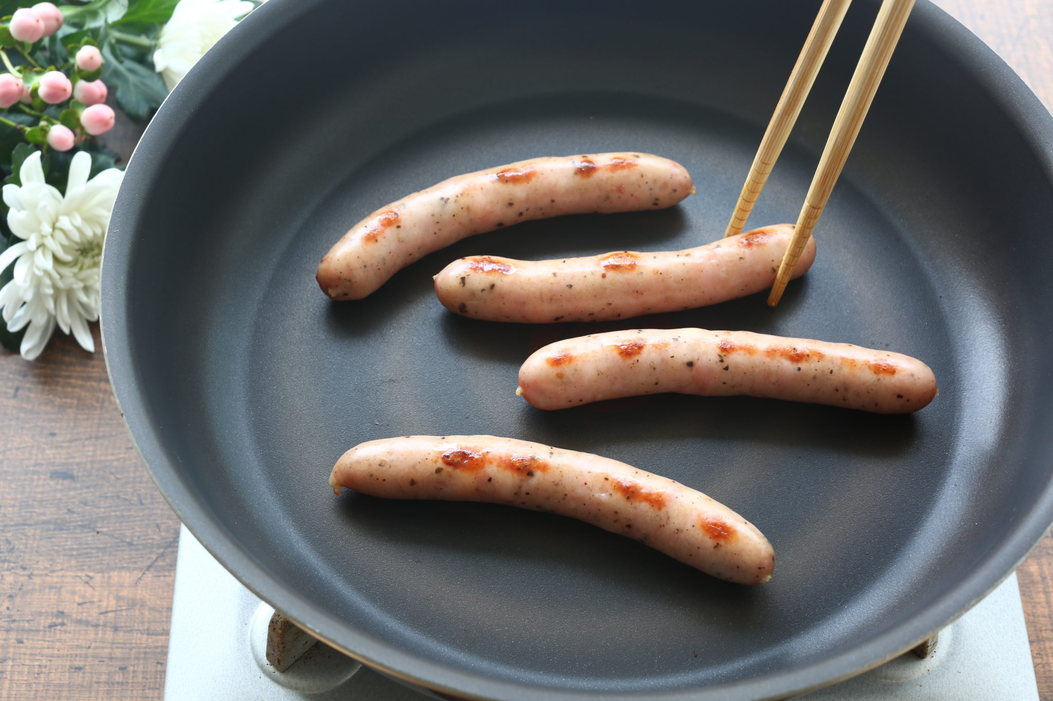 油はNg？プロ直伝ウインナーの黄金焼き方！水少量で皮パリ肉汁爆発