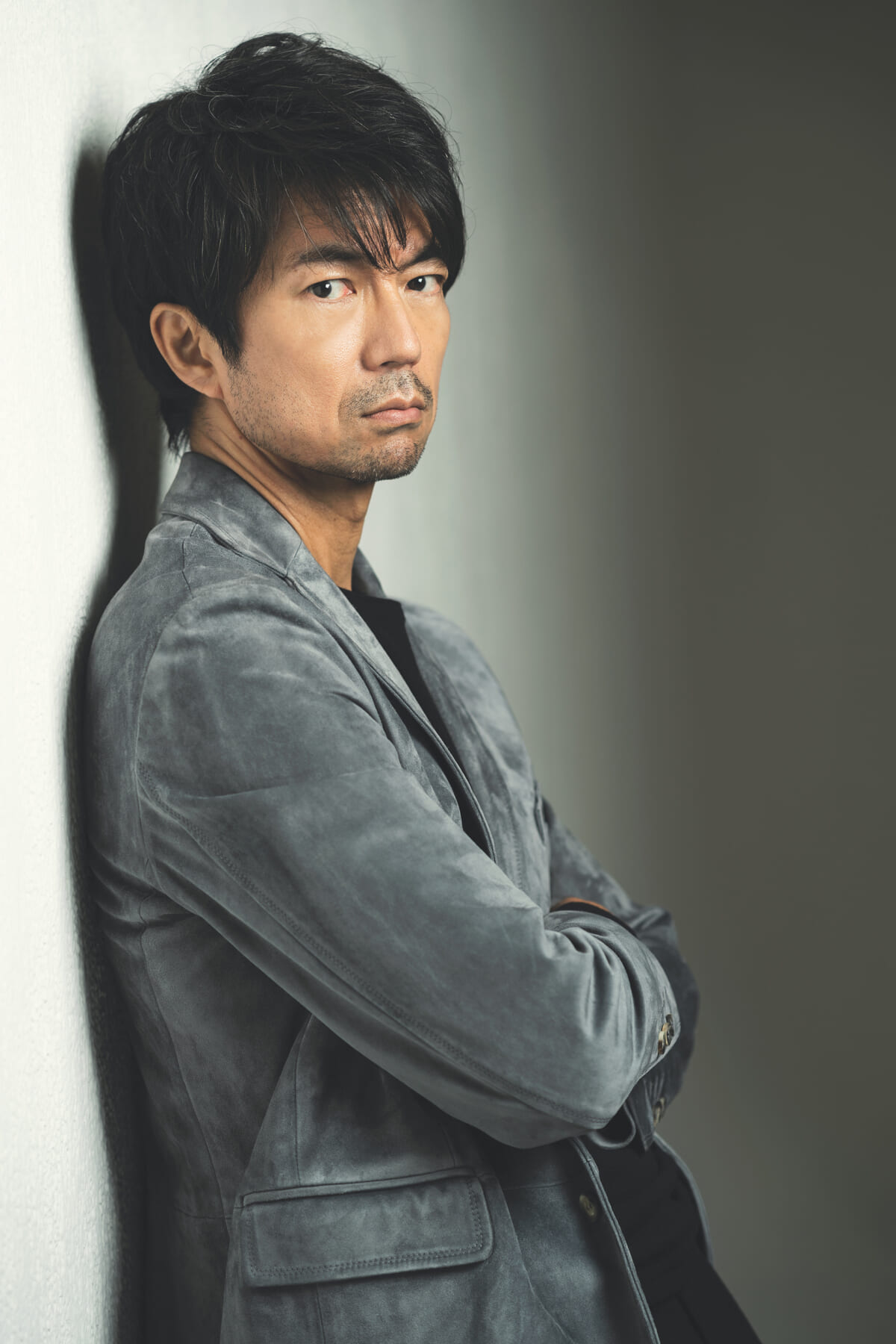 仲村トオル身長185Cmの真相に迫る！共演比較で見えた体型美