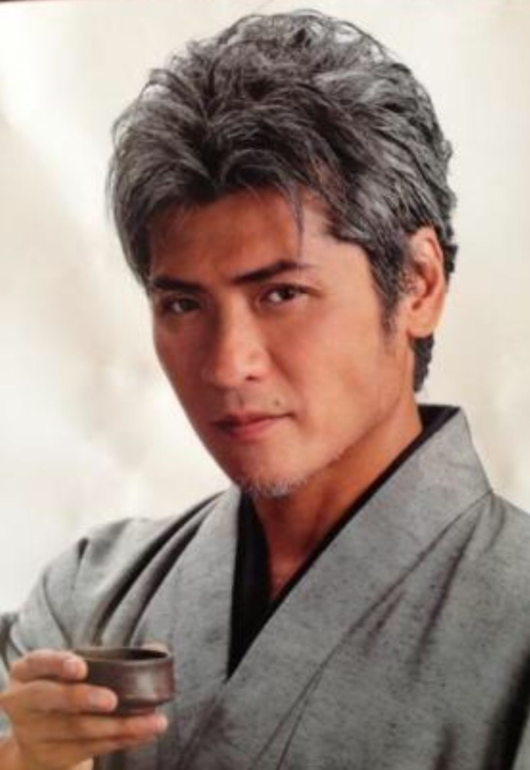 吉川晃司の髪型を完全再現｜グレイヘア＆ツーブロックの頼み方