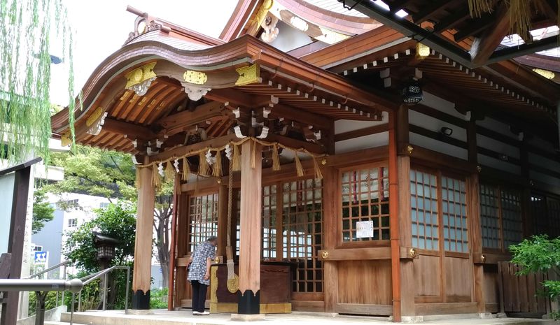 【2026年最新】超高層ビルの狭間に奇跡の聖域――「白 龍 神社」に参拝者が押し寄せる真の理由と開運の作法