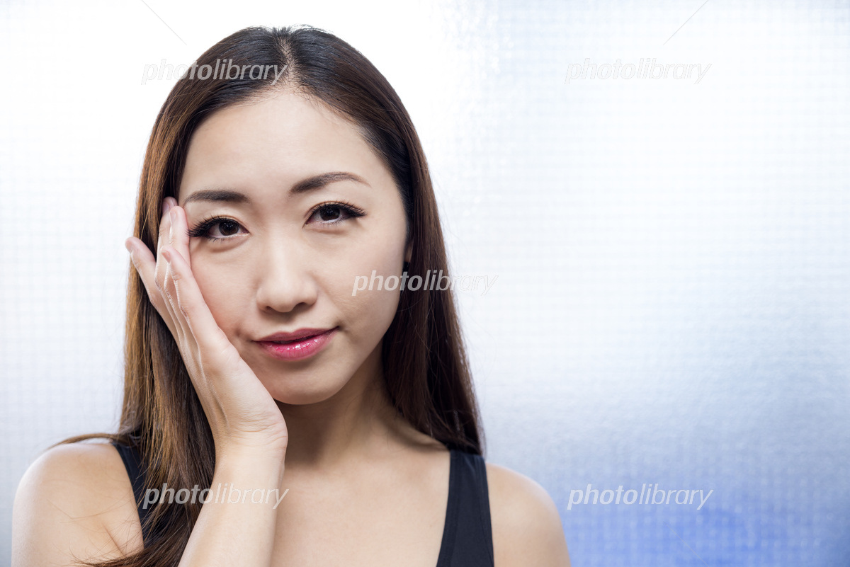 頬に手を添える仕草の本音とは？男女の脈ありサインと深層心理を解剖