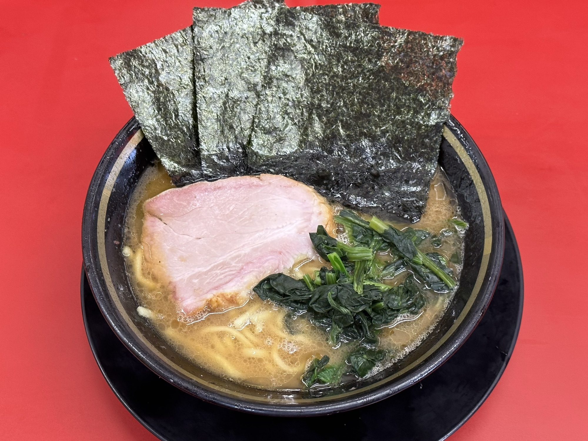 家系ラーメン王道いしいの真髄とは？直系濃厚スープの秘密と並び方を検証