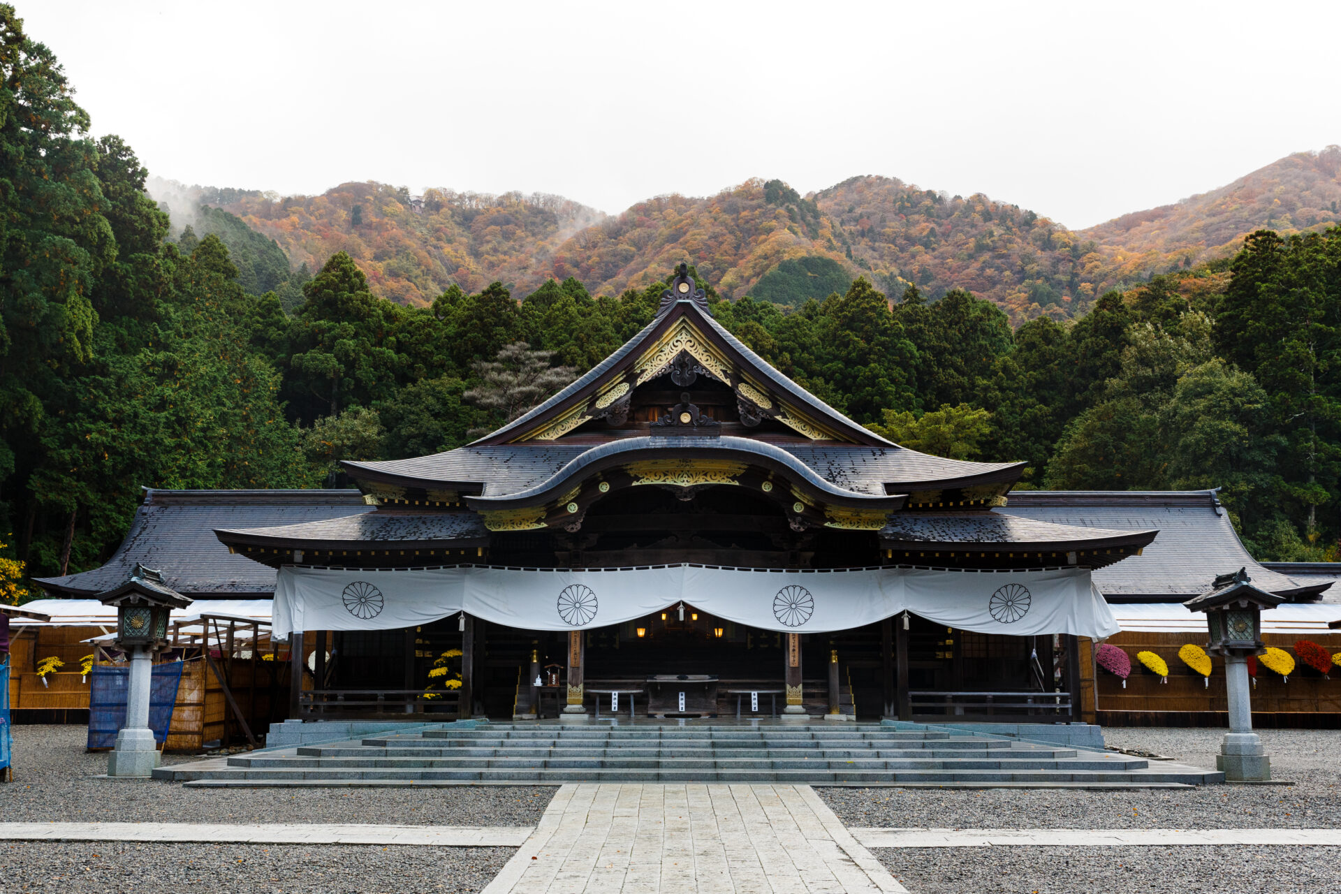越後一宮・弥彦神社の真相！二礼四拍手や重軽の石の謎を現地記者が解く