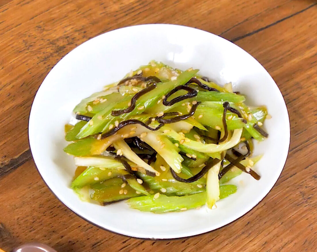 セロリの漬物はなぜ箸が止まらない？苦味を消す黄金比と驚異の保存術