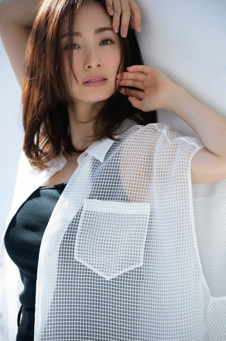 奇跡の美ボディ！上戸彩のスタイル維持法と洗練されたドレス姿