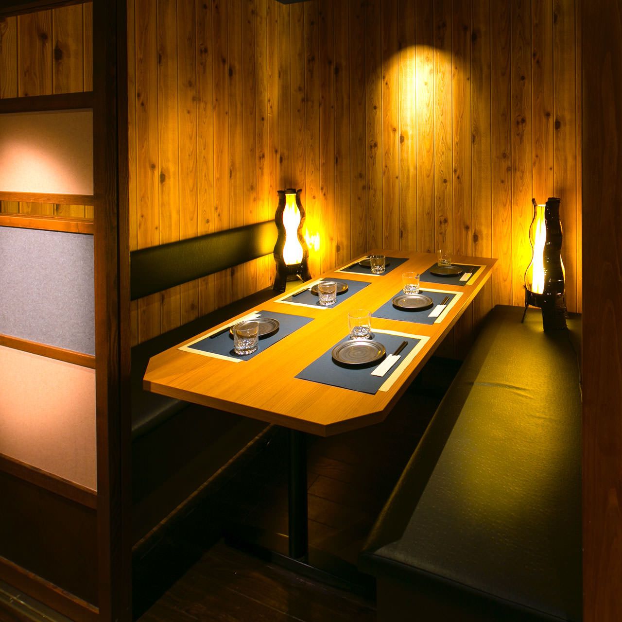 「大衆酒場」から「没入型プライベート空間」へ：2026年、日本の居酒屋個室が遂げた進化の全貌