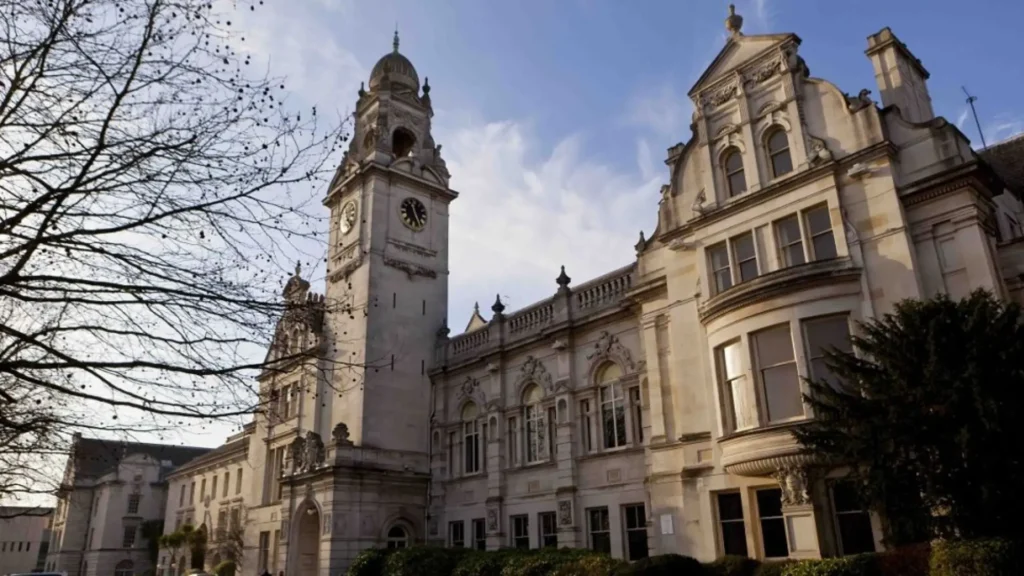 County Hall Kingston Upon Thames Kt1 2Dn