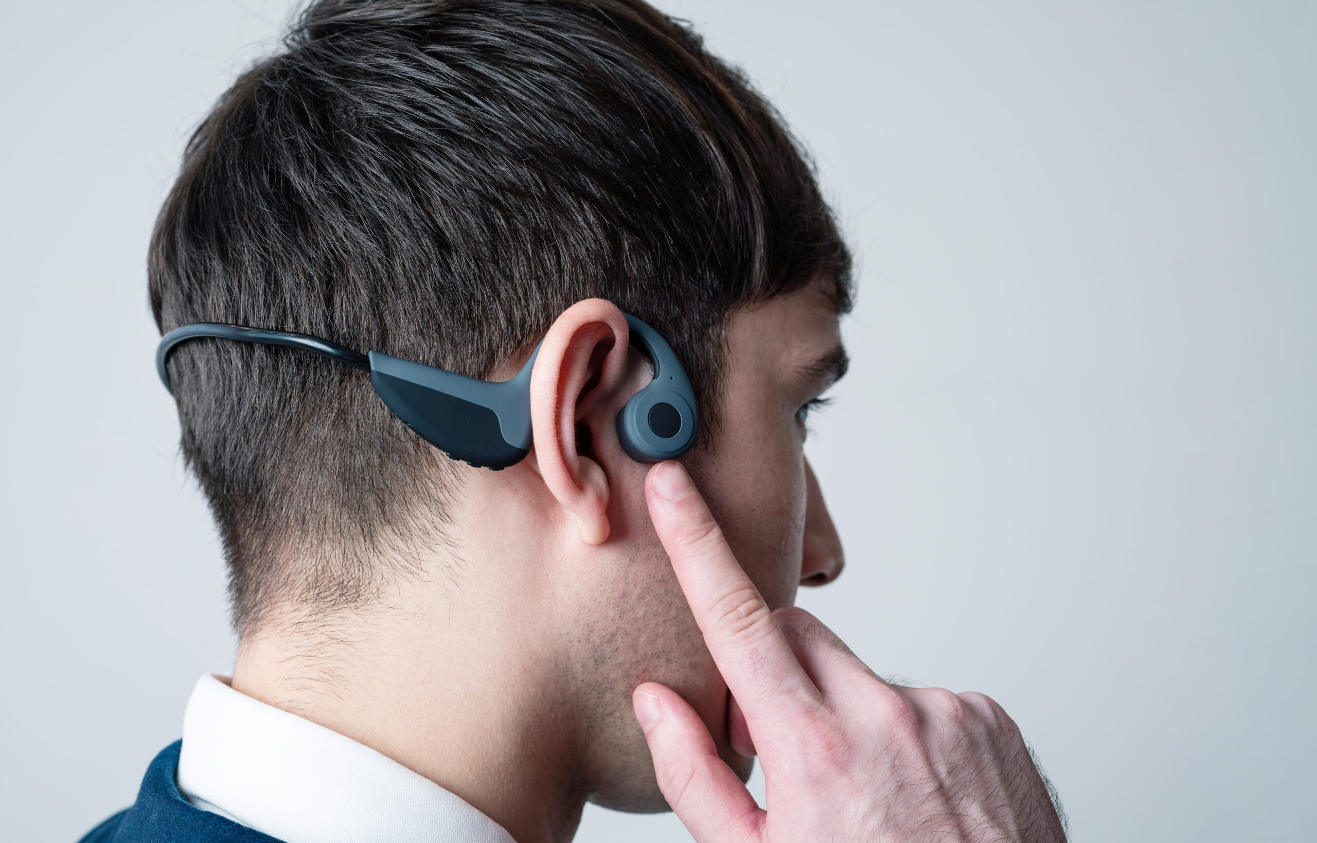 骨伝導イヤホンは音漏れする？周囲に丸聞こえな理由と電車の真実