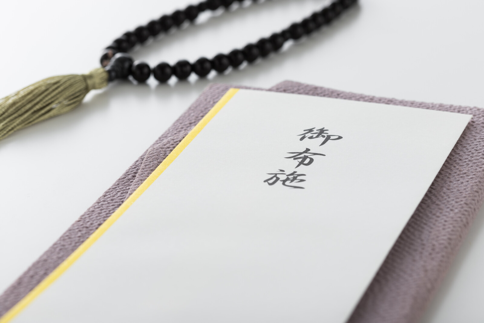 浄土真宗の初盆お布施相場と袋の書き方｜御霊前や白提灯がNgな真相