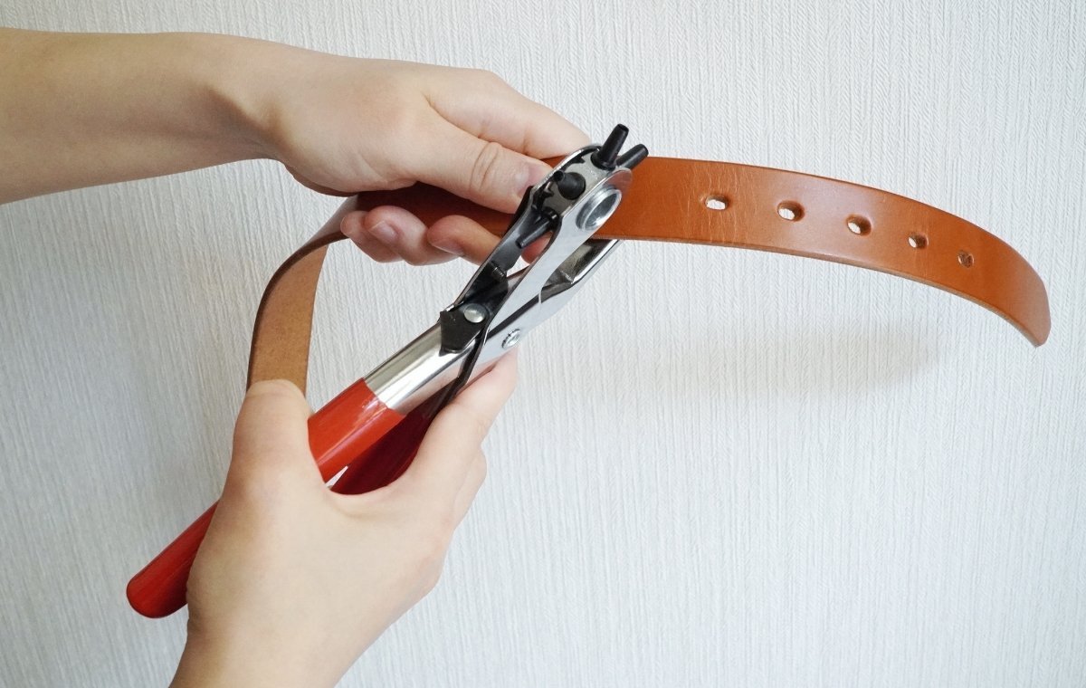 ベルト穴開けの正解は？100均裏ワザとプロ修理店の費用を徹底比較