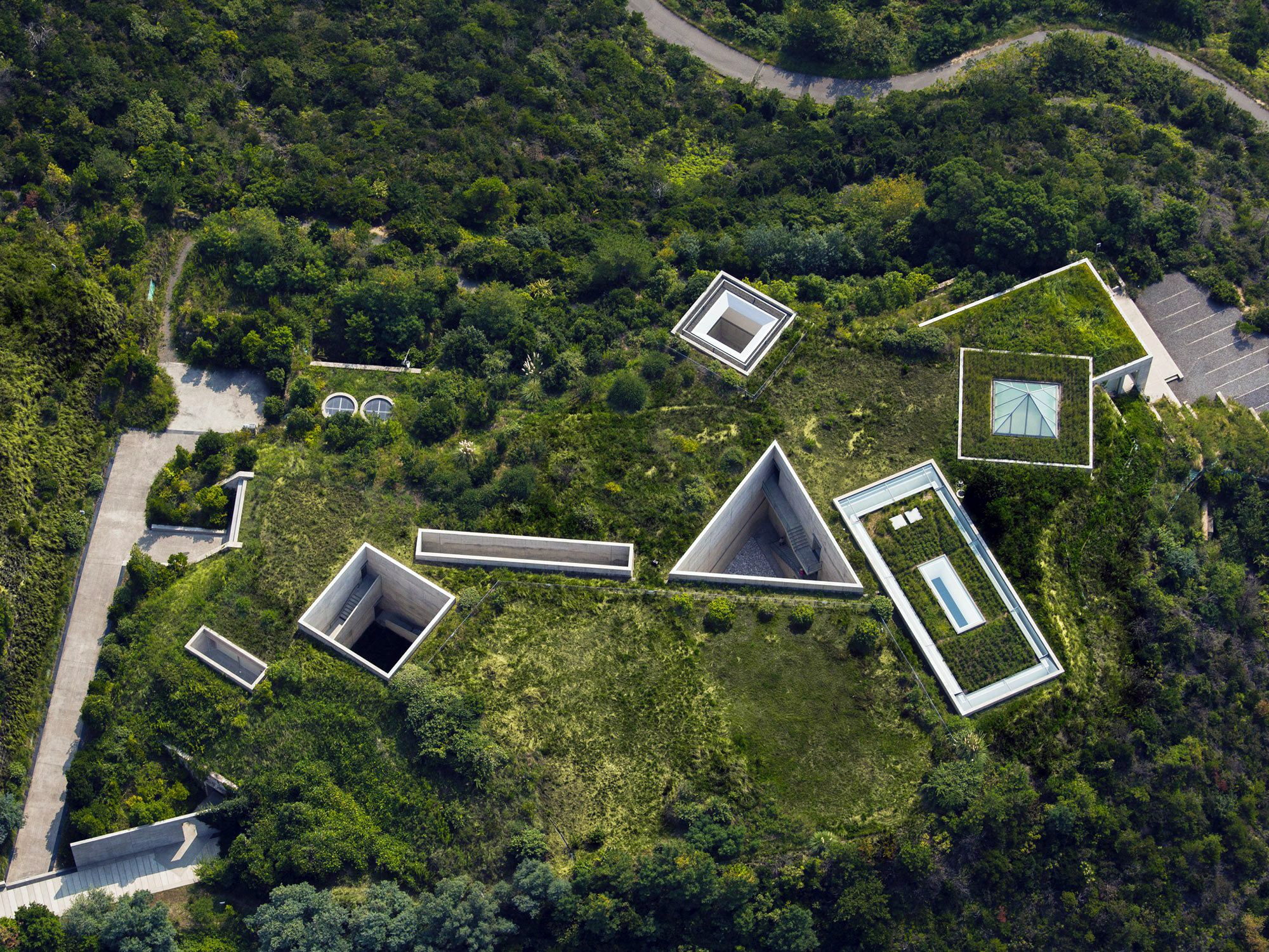 地中美術館完全ガイド2026｜予約なし当日券の真相と鑑賞の極意