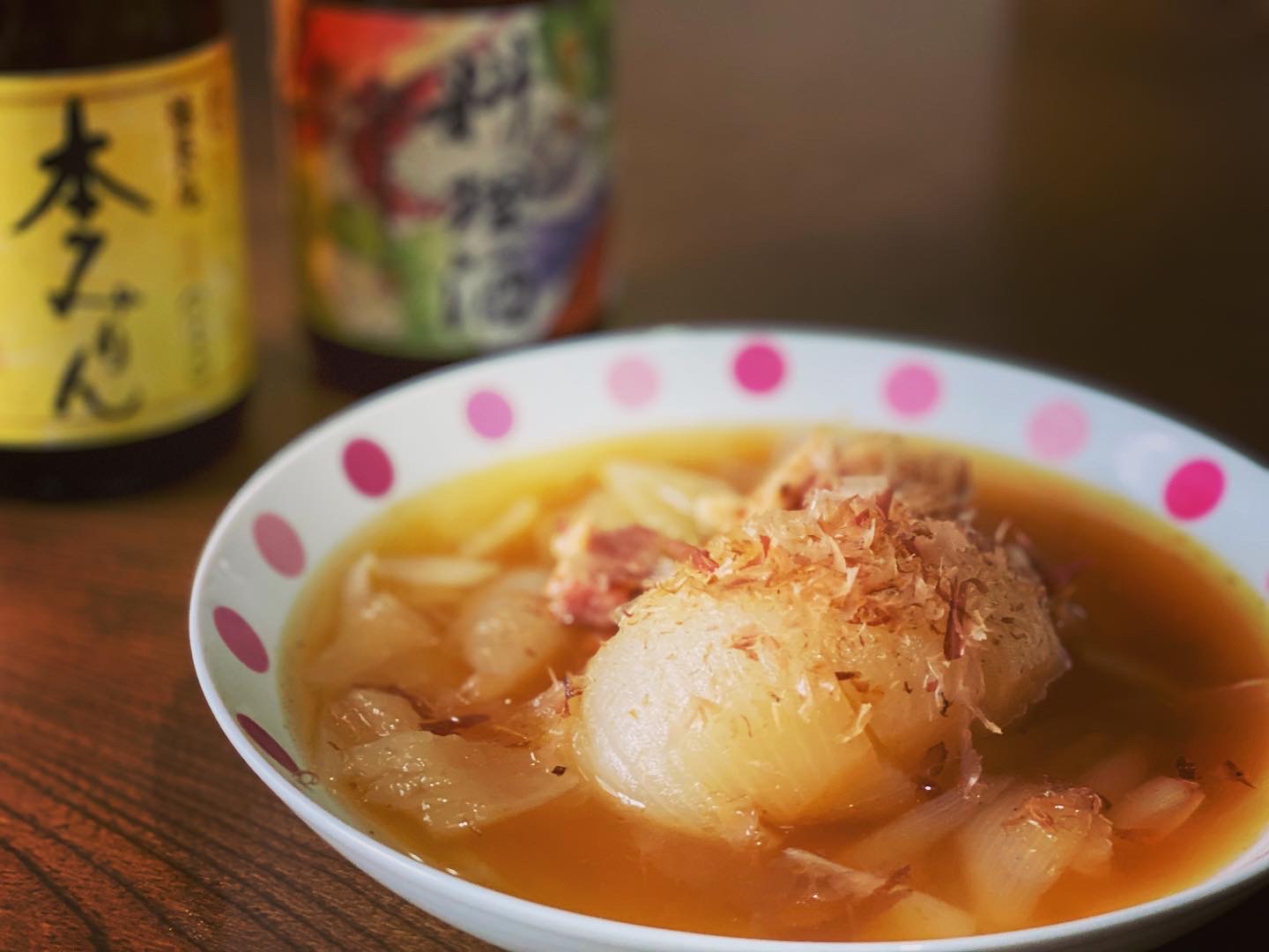 新玉ねぎスープ極上レシピ！丸ごと煮込むだけで甘み倍増のプロ技