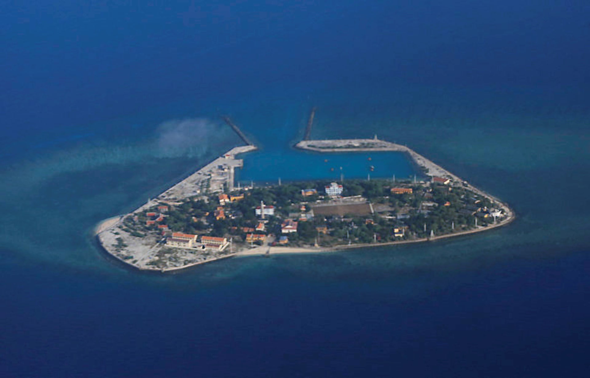 南沙諸島で何が起きている？人工島軍事化と比衝突の深層【2026】