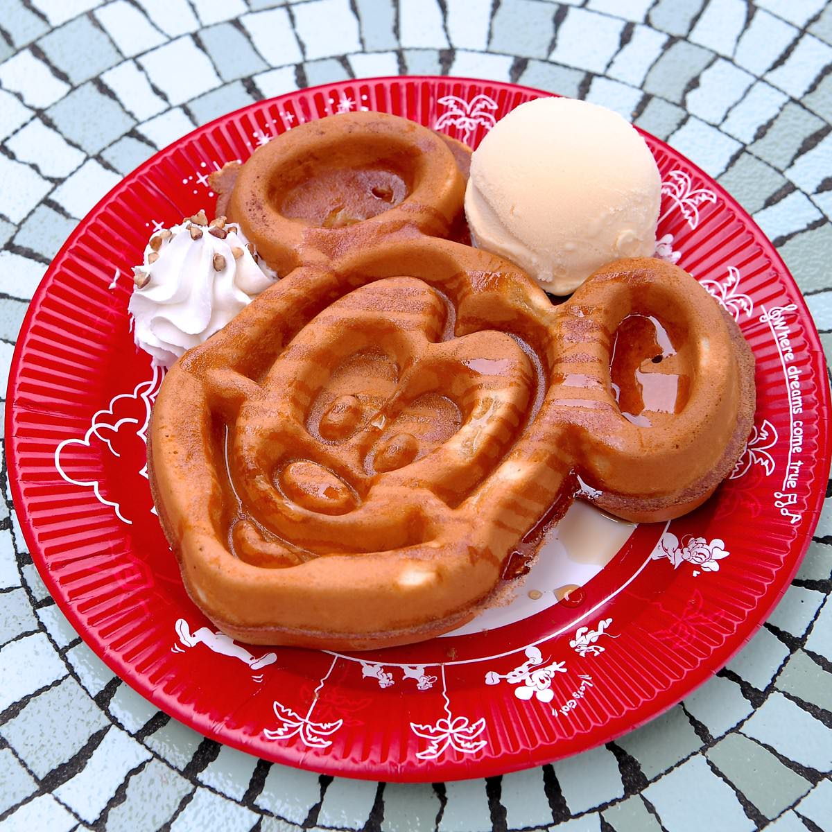 【2026年最新】東京ディズニーランド「ミッキーワッフル」進化する人気の秘密と行列回避の全ノウハウ